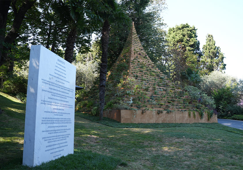 Agnes Denes’in “Yaşayan Piramit” Eseri SSM Bahçesinde Sergilenmeye Devam Edecek