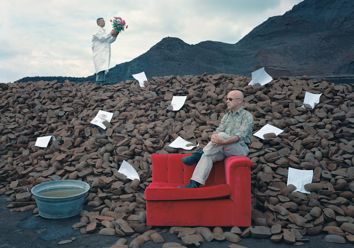 Dünyayı Dolaşan Bir Kırmızı Kanepe