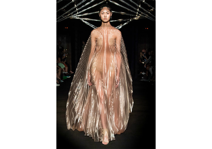 Iris Van Herpen Defilesinde Sanatsal Dokunuşlar