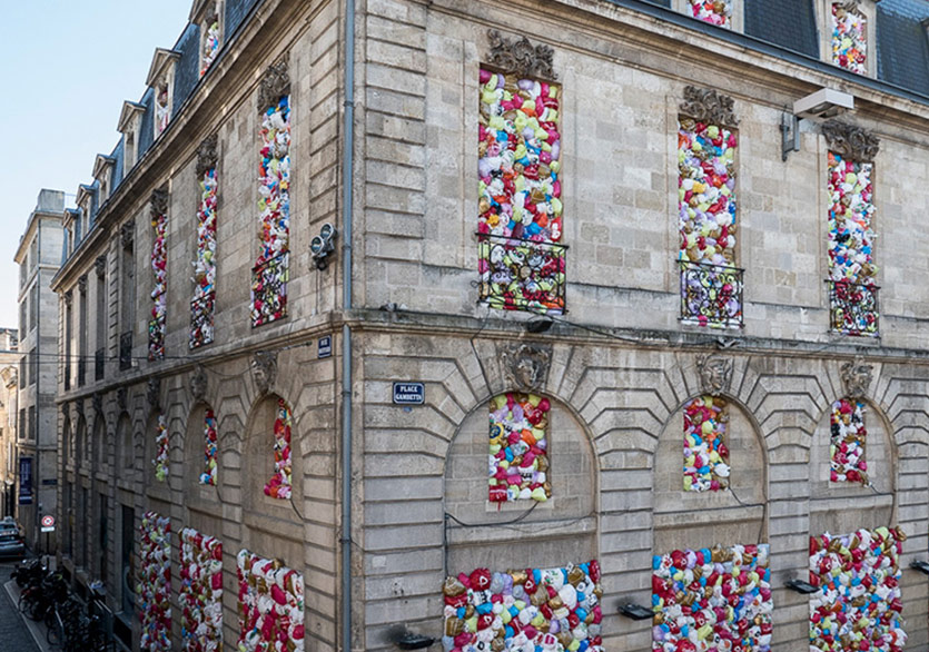 Plastik Cepheli Bir Bina