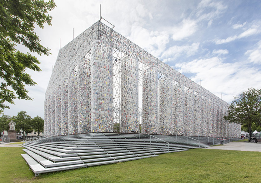 100 Bin Sansürlü Kitaba Saygı Duruşu