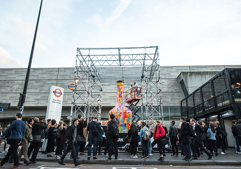 Hennessy Şişesi Renkleniyor