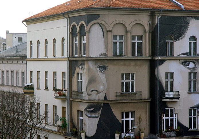 Yaşayan Binalarda Kadın Portreleri