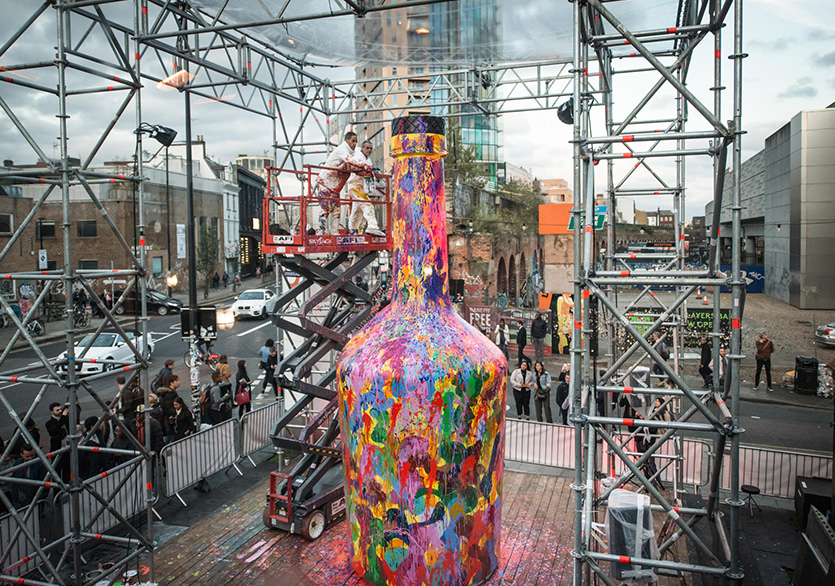 Hennessy Şişesi Renkleniyor