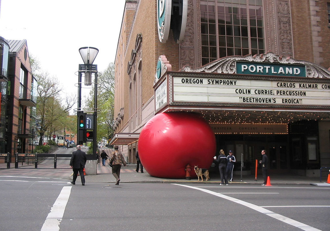 Kırmızı Bir Topun Maceraları