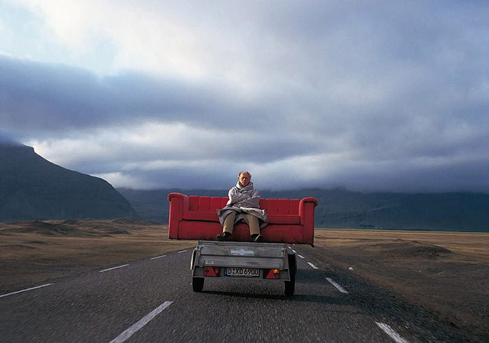 Dünyayı Dolaşan Bir Kırmızı Kanepe