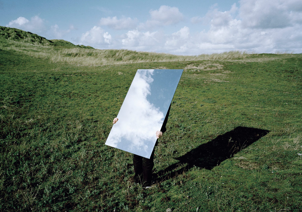 Gerçek Olan Manzara mı Aynadaki Yansıması mı?