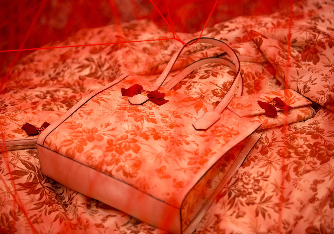 Gucci Mağazasında Dev Kırmızı Bir Labirent