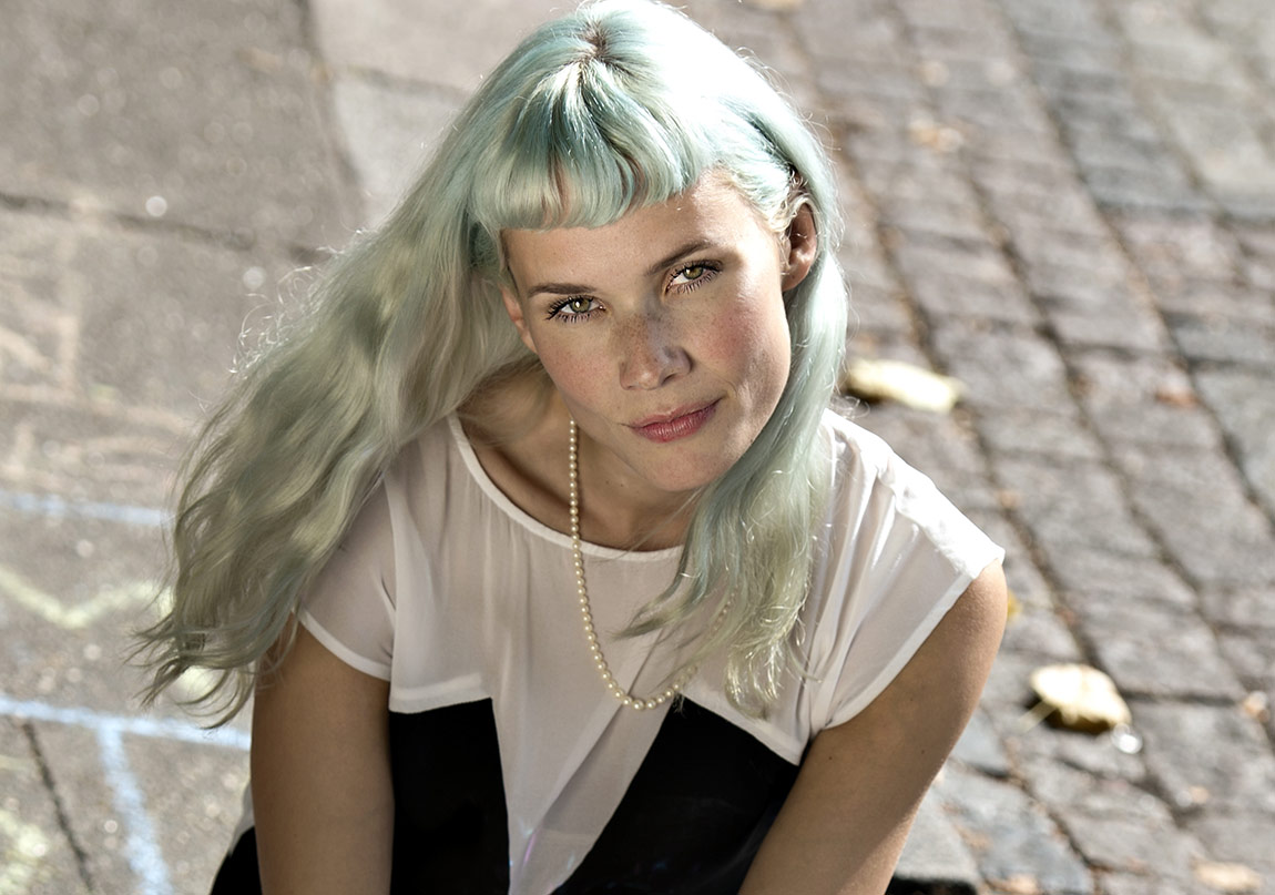 Oh Land’in Yeni Klibi Alışmadığımız Şekilde Karanlık