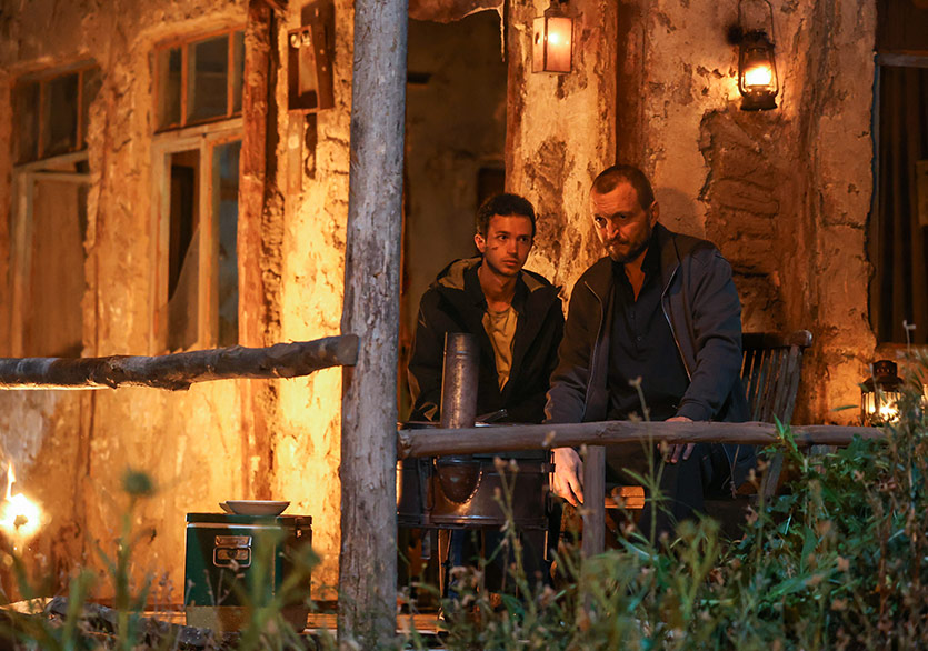 Yeni Netflix Dizisi “Eve Giden Yol”un Setinden Yeni Kareler Paylaşıldı