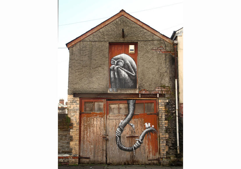 Dönüşüme Uğramış Yaratıklar Duvarları Süslüyor