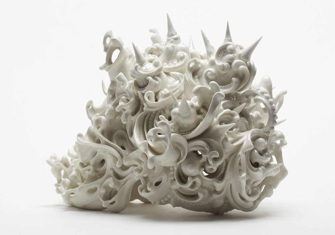 Güçlü Semboller Kırılgan Porselenle Birleşirse