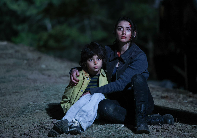 Yeni Netflix Dizisi “Eve Giden Yol”un Setinden Yeni Kareler Paylaşıldı