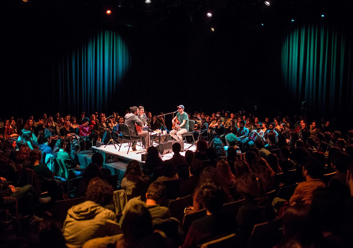 Büyük Ev Ablukada Akustik Performansıyla Sahnede