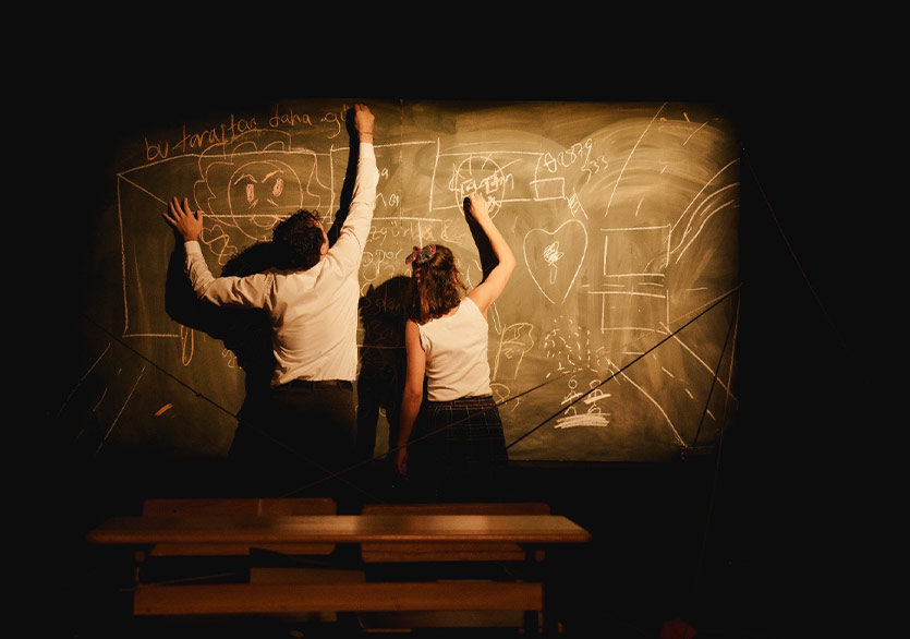 Tiyatro D22’nin “Bu Taraftan Daha Güzelim” Oyunundan Yeni Gösterimler