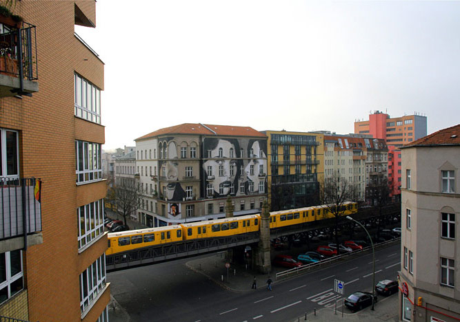 Yaşayan Binalarda Kadın Portreleri