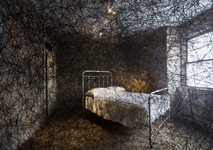 Terk Edilmiş Bir Evde Anı Keşfi