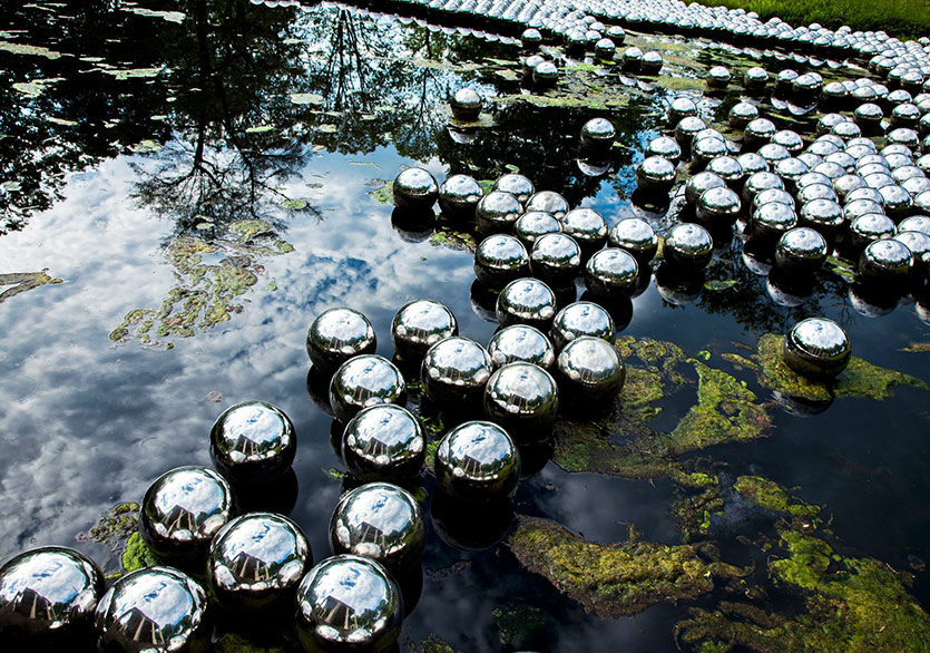 Kusama’nın Çelik Küreleri Rockaway Sahilinde