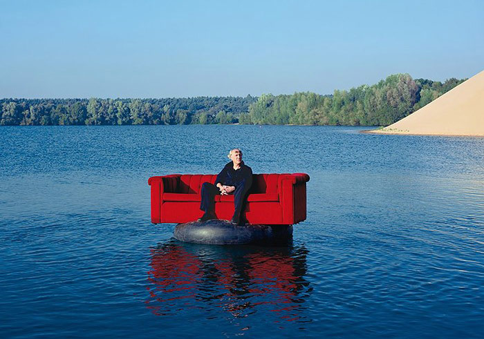 Dünyayı Dolaşan Bir Kırmızı Kanepe