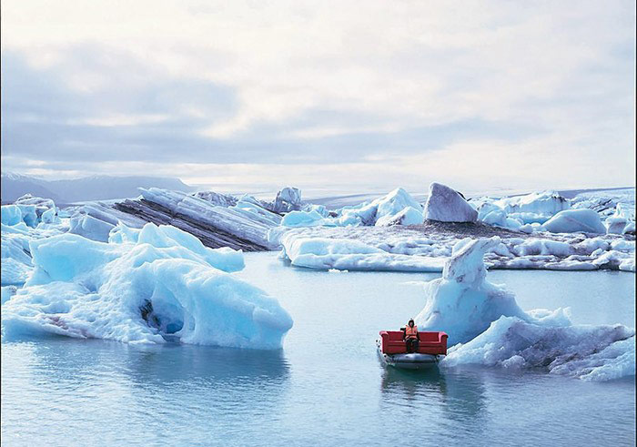 Dünyayı Dolaşan Bir Kırmızı Kanepe