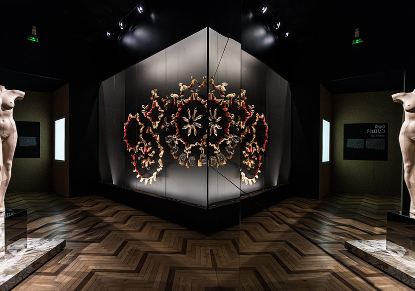 Le Palais de la Porte Dorée’de Christian Louboutin Sergisi