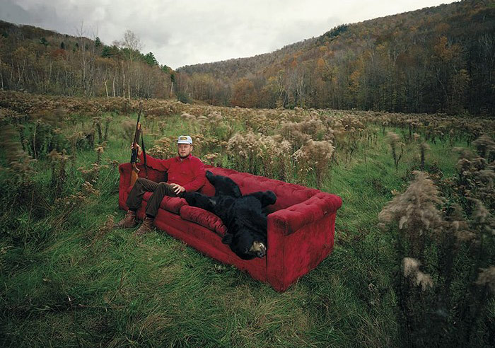 Dünyayı Dolaşan Bir Kırmızı Kanepe