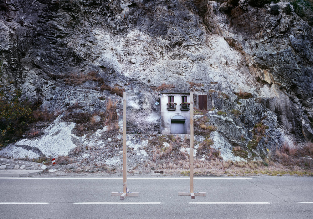 Gerçek Olan Manzara mı Aynadaki Yansıması mı?