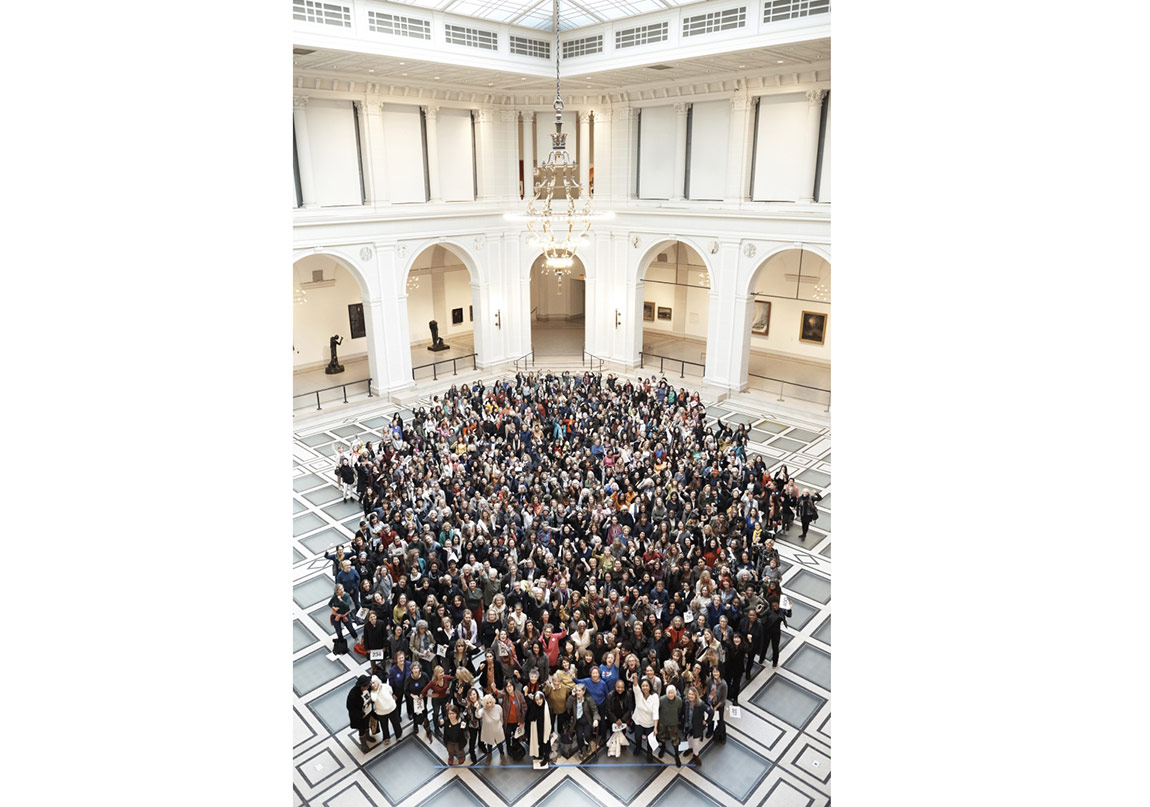 600 Kadın Sanatçı Bir Fotoğraf İçin Buluştu