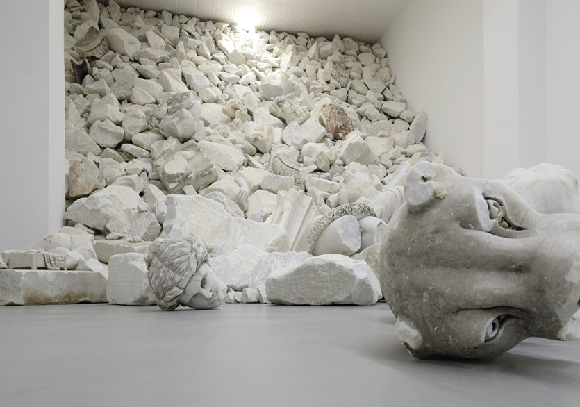 Mermer Detritus, Fabio Viale'nin Anıtsal Yerleştirmesinde Yeni Anlamlar Kazanıyor