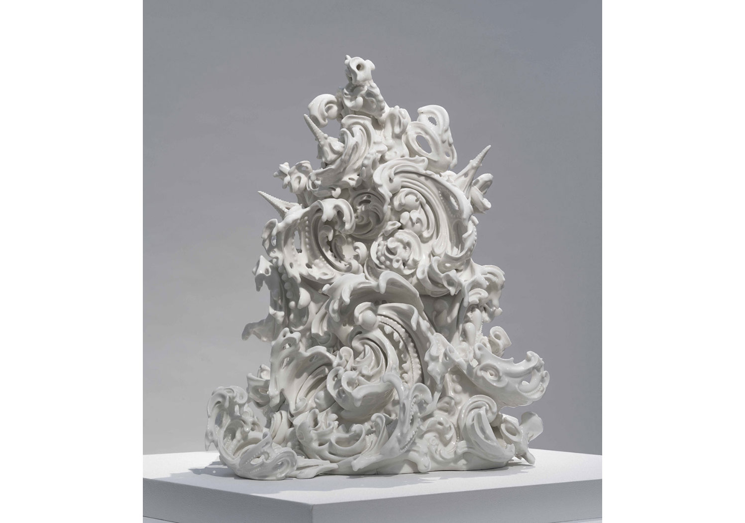 Güçlü Semboller Kırılgan Porselenle Birleşirse