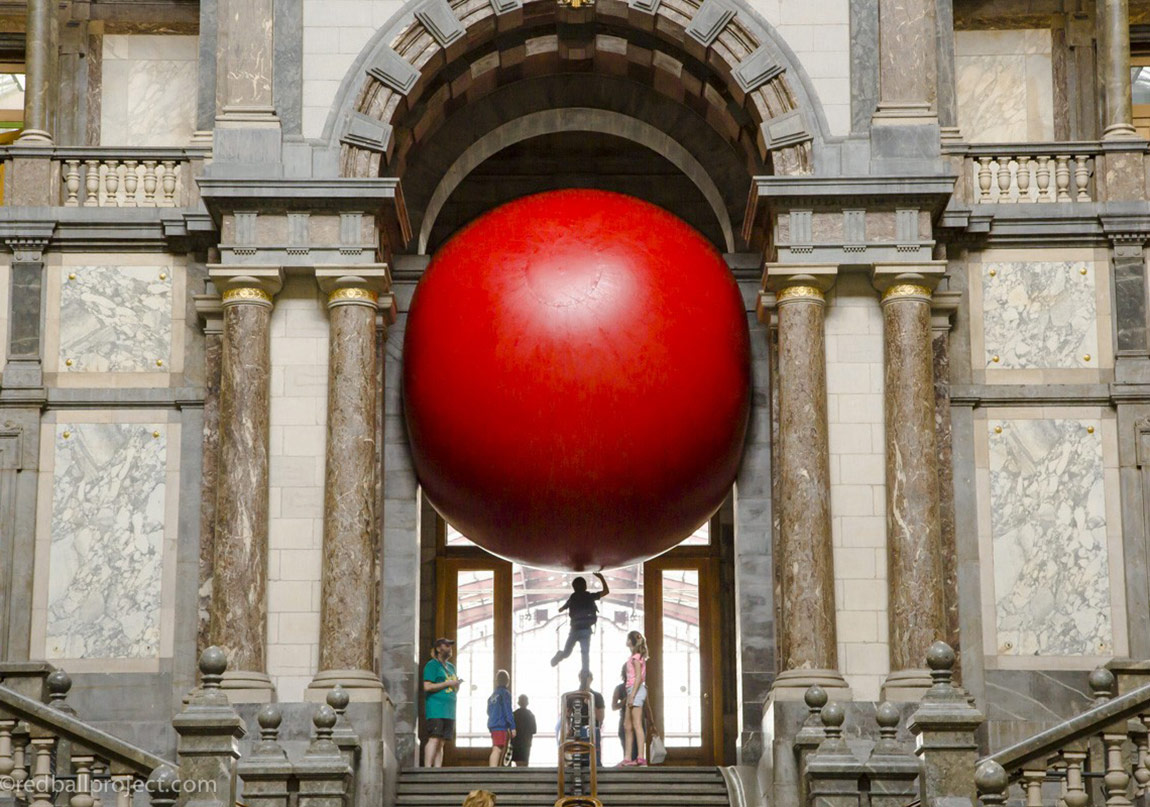 Kırmızı Bir Topun Maceraları