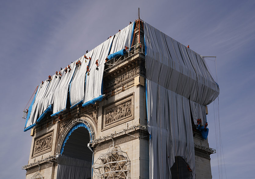 Paris’teki Arc de Triomphe Anıtı Kumaşa Sarıldı