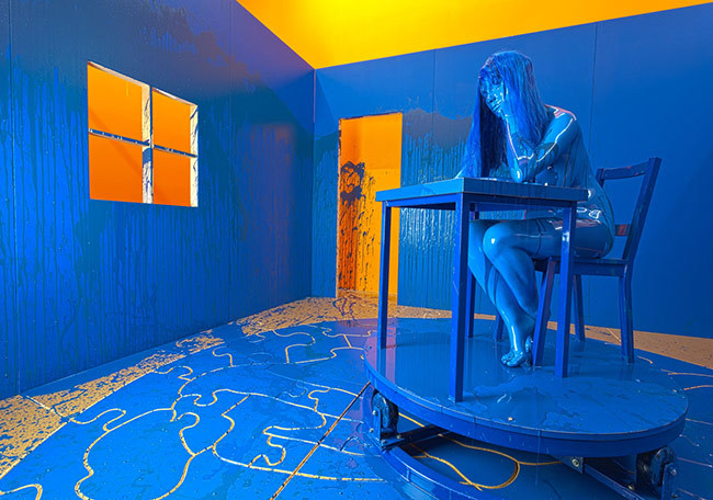 Absürt ve İkonik Bir İmza