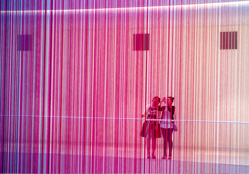 Rengarenk İpliklerden Dev Enstalasyon