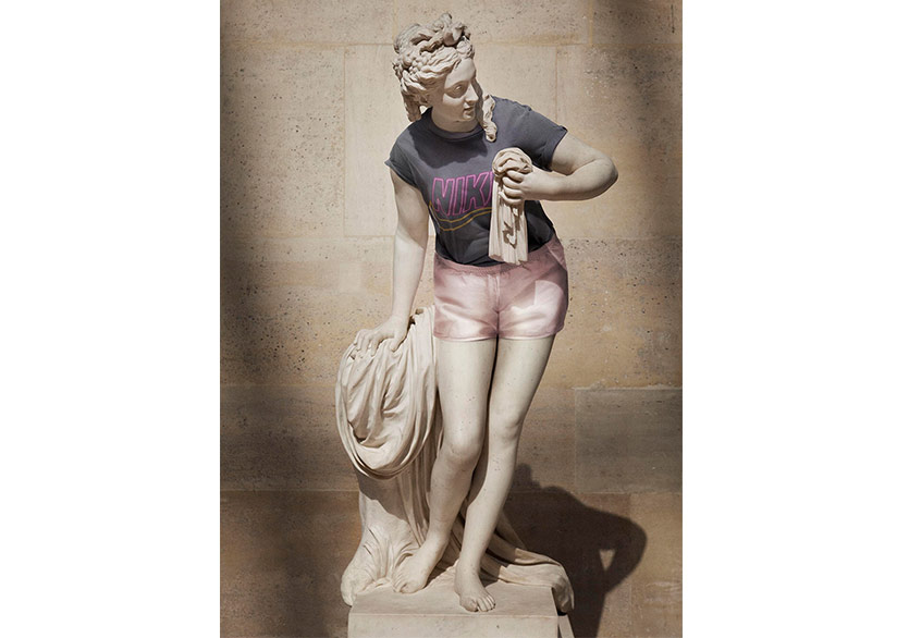 Klasik Heykeller Günümüz Kıyafetleriyle