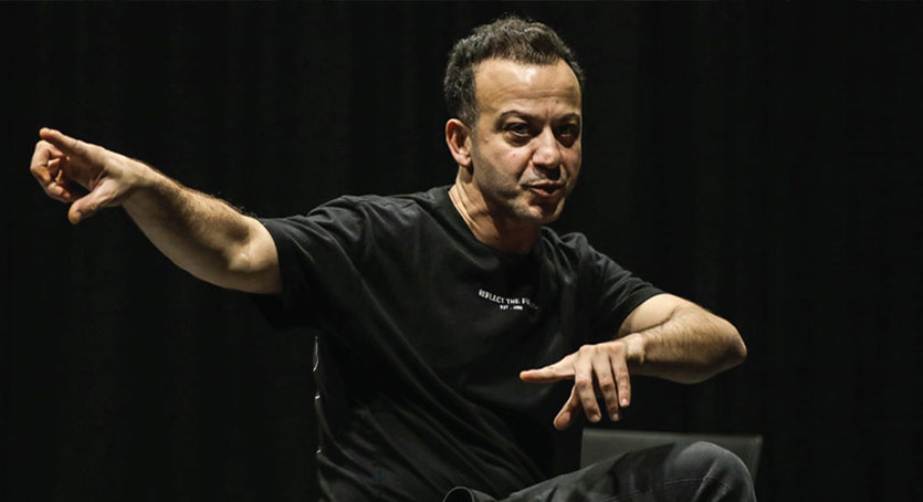 Rıza Kocaoğlu, “Kibritin Ucunda” ile Sahnede