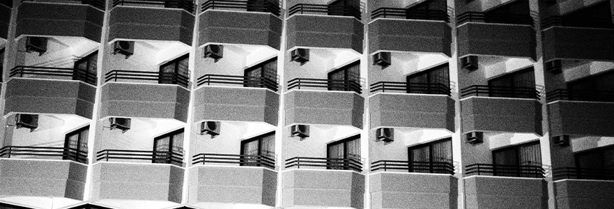 Varlık ile Yokluk Arasında
